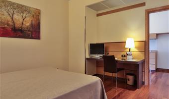 1 queen and 1 single, apartment in annex building, 2 rooms, kitchenette