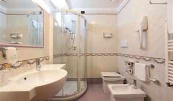 1 queen 2 single beds, classic room in annex building