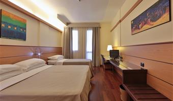 1 queen 2 single beds, classic room in annex building