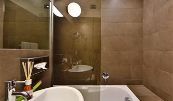 1 queen bed, non-smoking, superior room