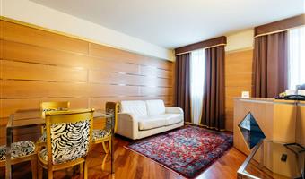 suite-2 rooms 2 beds, jacuzzi, free pay tv, mini bar, wi-fi, garage parking