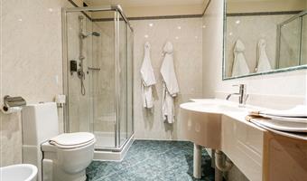 2 single beds, superior room, wi-fi, free pay tv