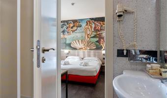1 queen bed, comfort room