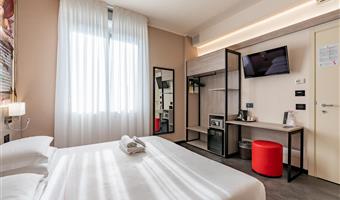 1 queen bed, comfort room