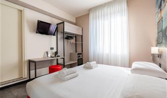 1 queen bed, comfort room