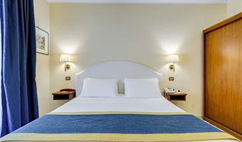 1 queen and 1 single, classic room, balcony, sea view, free wi-fi, pay tv, free parking