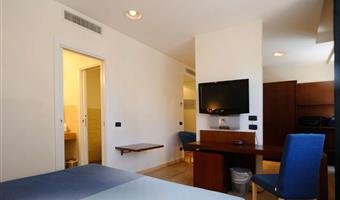 2 queen beds, comfort room