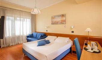 2 queen beds, comfort room