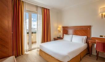 1 queen bed, standard room, twin on request
