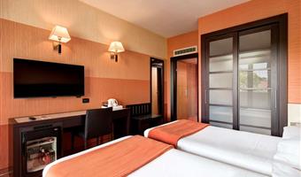 standard double room with 2 single beds, about 22sqm - free wifi, kettle, 2 bottles of water, minibar, safe, lcd tv with sky channels