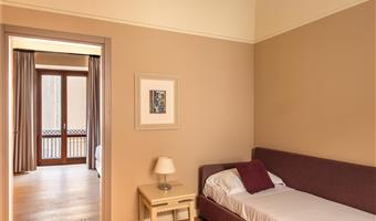 1 king 2 single beds, non-smoking