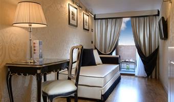 1 queen bed, non-smoking, premium room, sitting area with sofa