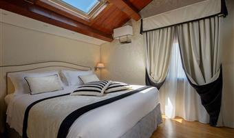 1 queen bed, non-smoking, premium room, sitting area with sofa