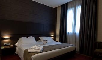 1 queen bed, comfort room