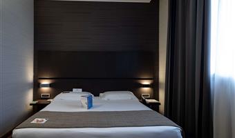 1 queen bed, comfort room