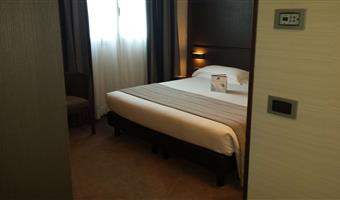 1 queen bed, comfort room