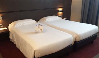 2 single beds, comfort room