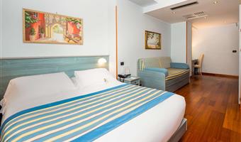 1 queen bed, 2 single sofabeds, superior room non-smoking, side sea view