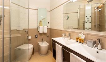 1 queen bed, non-smoking, junior suite, two sofabeds for 1, balcony, sea view, lounge area