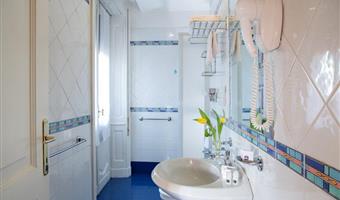 1 queen and 1 single, standard triple room