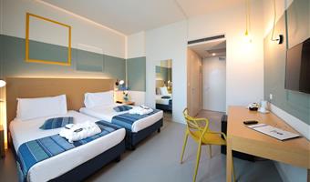 1 queen size bed, standard room, twin beds on request