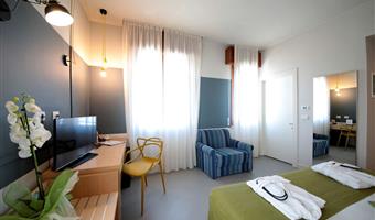 1 queen size bed, standard room, twin beds on request