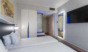 2 single beds, comfort room, wi-fi, coffee and tea maker, bathrobe and slippers