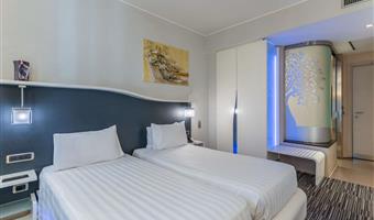 2 single beds, comfort room, wi-fi, coffee and tea maker, bathrobe and slippers