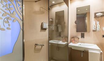 2 single beds, comfort room, wi-fi, coffee and tea maker, bathrobe and slippers