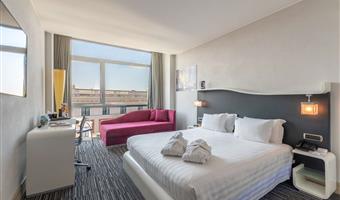 1 king bed, deluxe room, sofa, bathtub and shower, wi-fi, coffee and tea maker, bathrobe and slippers, 1 bottle of water, shopping card