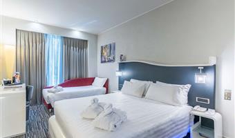 1 king bed, 1 single bed, comfort triple room, wi-fi, coffee and tea maker, bathrobe and slippers