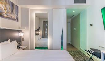 1 double bed, small room, french bed, wi-fi, tea and coffee making facilities, bathrobe and slippers