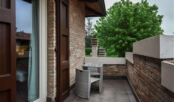 1 queen bed, non-smoking room, economy room, separate building, 32 inch led television