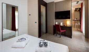suite-1 king bed, non-smoking room, double sofabed, living area, 2 32 inch led tvs, kitchenette, patio