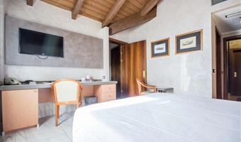 2 queen beds, non-smoking, family room, 2 connecting rooms, two bathrooms