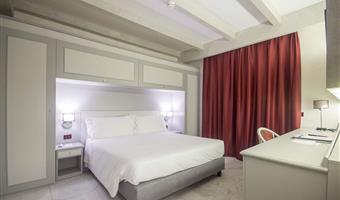 apartment - 2 queen beds, separate building, two levels, two bedrooms, 2 bathrooms, sofabed, balcony