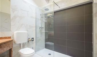 apartment - 2 queen beds, separate building, two levels, two bedrooms, 2 bathrooms, sofabed, balcony