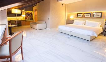 1 king 1 single, no smoking, junior suite, lounge area