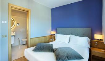 1 queen 1 french size bed 140 cm, non-smoking