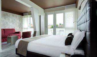 1 queen bed, family room, second bed is a sofabed for children up to 12 years