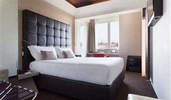 1 queen bed, smart room
