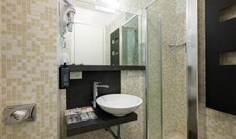 1 queen bed, smart room