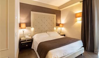 1 queen bed, non-smoking, classic room, smart tv 43