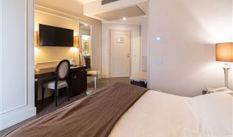 1 queen bed, non-smoking, classic room, smart tv 43