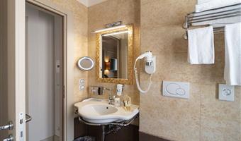 1 queen bed, non-smoking, classic room, smart tv 43