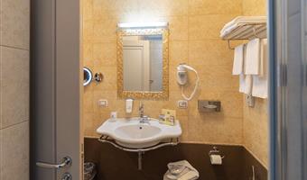 1 queen bed, non-smoking, classic room, smart tv 43