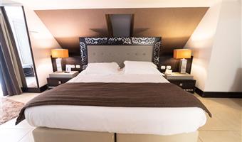 1 king bed, non-smoking, family room, double sofabed, balcony, smart tv 43