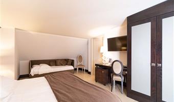 1 king bed, non-smoking, family room, double sofabed, balcony, smart tv 43