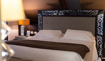 1 king bed, non-smoking, family room, double sofabed, balcony, smart tv 43