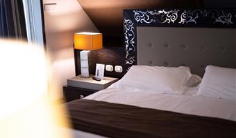 1 king bed, non-smoking, family room, double sofabed, balcony, smart tv 43